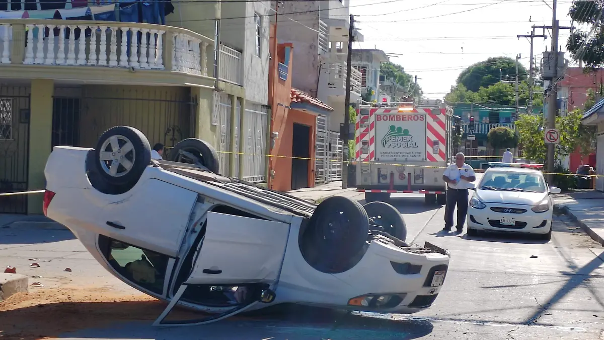 Los socorristas atendieron al conductor de la unidad